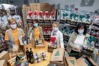Weil Weihnachtsfeiern ausfallen: Händler erleben Ansturm auf Präsentkörbe - Eine Extra-Fläche nur fürs Packen von Präsentkörben hat der Globus-Markt in Weischlitz eingerichtet. Viel zu tun haben Manuela Lang, Mandy Englert, Geschäftsleiterin Kitty Fischer und Steffi Basta (von links). 