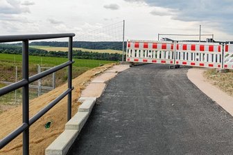 Weil wichtiges Detail fehlt: Radwegbrücke über die Göltzschtalumgehung bei Auerbach bleibt gesperrt - Vor der Brücke über die Göltzschtalumgehung ist Schluss: Weil Geländer fehlen, ist der Radweg noch gesperrt.