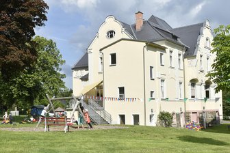 Weil zu wenig Kinder geboren werden: Stadt im Vogtland kippt Kindergartenanbau - Der rückwärtige Anbau war erst Favorit für die Erweiterung der Kita Zwergenvilla in Adorf. Nun soll es eine andere Variante geben.