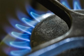 Weil zwei Umlagen wegfallen: Wird Erdgas bald billiger? - Eine Gasflamme auf einer Kochstelle an einem Gasherd in einer Küche. Ab dem 1. Oktober fallen zwei Gas-Umlagen weg.