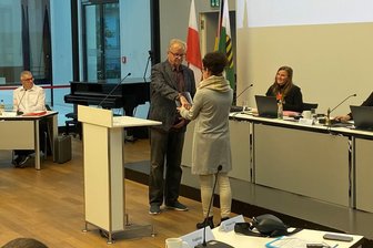 Weil Zwickau sich verrechnet hat: AfD-Stadtrat entscheidet als Losfee über Aufsichtsrat - Alfred Fuchs (AfD) – man nennt ihn auch Freddy die Tanzlegende – zieht das große Los.