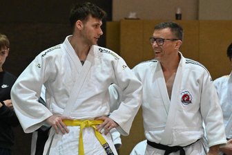 Weimarer Polizist findet durch die Liebe zum Crimmitschauer Judoverein - Lukas Wallstein (l.) bestritt jetzt sein erstes Turnier für den JC Crimmitschau – unter den Augen von Trainer und Schwiegervater in spe Manfred Stürz.