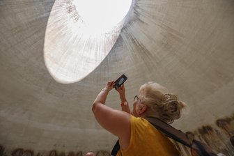 Wein, Kunst, Musik und CSD: So voll wird das Wochenende in Chemnitz - Der Kühlturm ist ein beliebtes Fotomotiv bei den Begehungen.