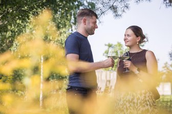 Wein, Rave, Muckis: Stadt im Erzgebirge packt Veranstaltungskalender maximal voll - Lisa-Marie Ingerfeld, im Bild mit Alexander Wilhelm, hat federführend das erste Oelsnitzer Weinfest organisiert. Es soll keine einmalige Sache bleiben.
