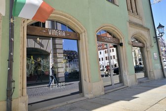 Weinbar „Calice“ in Zwickau eröffnet - Die Weinbar „Calice“ in Zwickau eröffnet bei sonnigem Frühlingswetter.