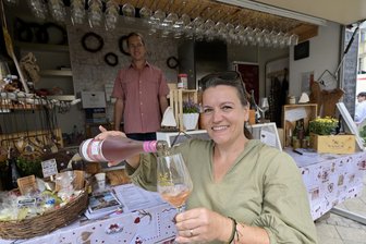 Weindorf Zwickau: Was kosten Wein, Flammkuchen und Handbrot? - Candy und Steffen Arnas betreiben dieses Jahr zum ersten Mal einen Stand auf dem Zwickauer Weindorf.