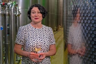 Weinexpertin über die neuen Sachsen-Weine: "Ein unkomplizierter, guter Jahrgang" - Natalie Weich (56), Kellermeisterin der Winzergenossenschaft Meißen, neben den gut gefüllten Stahltanks. Sie wurde in Kasachstan geboren und kam mit ihrem russlanddeutschen Mann und ihrer Tochter nach Deutschland. Nach einem Deutschkurs bewarb sie sich um ein Praktikum in der Winzergenossenschaft Meißen. Weich ist Jurymitglied für die Landesweinprämierung sowie bei mehreren deutschlandweiten Wettbewerben. 