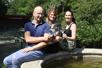 Weinfest 2.0 auf der Augustusburger Waldbühne - Die Vorsitzenden des Waldbühnenvereins Sebastian Frank, Jule Gebelein und Maria Bachnick v.l.