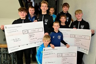 Weinfest-Erlös geht an Nachwuchs-Fußballer in Markneukirchen - Große Freude bei Nachwuchskickern der drei Vereine über die großzügige Spende.