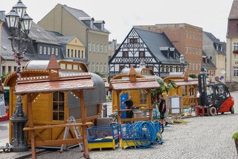 Weinfest: Hohenstein-Ernstthal feiert seine erste „Spätlese“ - Auf dem Altmarkt in Hohenstein-Ernstthal wird seit Mittwoch das Weindorf für die „Spätlese“ aufgebaut.