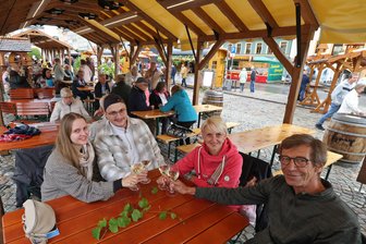 Weinfest in Hohenstein-Ernstthal: Was sagen Besucher zum Flair der „Spätlese“? - Elisabeth Fülle, Sascha Pache, Daniela und Gerhard Wendt (von links) genießen das Fest.