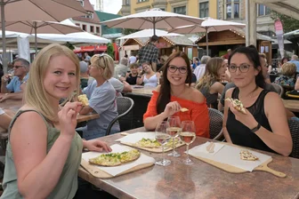 Weinfest Zwickau beginnt in dieser Woche: Was Besucher wissen müssen - 2023 haben Manuela Schelenz, Evelyn Schürer und Sarah Wolf (v. l.) das Weinfest besucht.