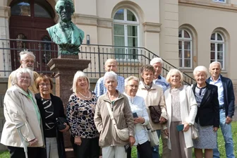Weinholdschule: Klassentreffen nach 70 Jahren - „in Reichenbach kann’s immer noch rundgehen“ - 70 Jahre nach Schulabschluss an der Weinholdschule mit ihrem Weinhold-Denkmal.
