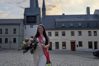 Weinkönigin verteidigt Krone: Isabel Gorzitze siegt in Burgstädt - Isabel Gorzitze ist die neue Weinkönigin von Burgstädt, hier auf dem Markt.