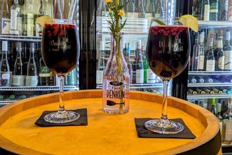 Weinparty am Weltblutspendetag: Apotheker aus Burgstädt überrascht - Blutspenden und Wein trinken, wie passt das zusammen? Ein Apotheker machts möglich.