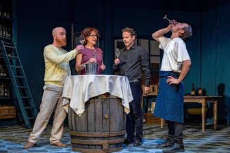 Weinprobe als Theaterstück: Viel Würze bei der Attacke - Christian Ruth (Guillaume), Ulrike Euen (Horténse), Christian Schmidt (Jacques) und Konstantin Weber als Steve (von links) üben so etwas wie alltägliche Menschlichkeit bei der "Weinprobe für Anfänger".