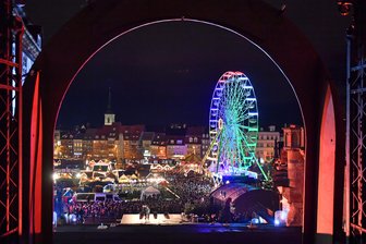 Weinseliger Waschbär torkelt über Erfurter Weihnachtsmarkt -