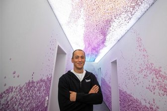 Weisbachsches Haus in Plauen: Experten der Mühltroffer Firma Pongs erschaffen Leuchtdecke - Patrick Planer ist ein waschechter Mühltroffer. Für ihn sei es eine glückliche Fügung, dass er jeden Tag auf Arbeit laufen kann, sagt der Mann, der „lebendige Räume“ liebt.