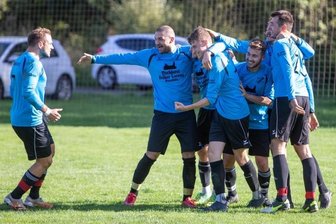 Weischlitz bejubelt Derbysieg - Kollektiver Jubel der Weischlitzer nach dem späten Siegtreffer gegen den bis dahin ungeschlagenen Tabellenführer SG Kürbitz. Im Derby vor 260 Zuschauern erzielte Toni Bösnecker das 1:0 in der 85. Minute.