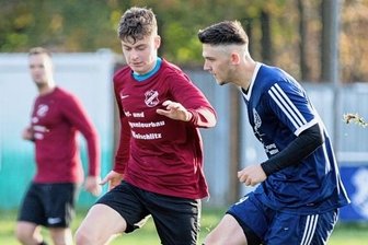 Weischlitz fordert den Spitzenreiter - Der FSV Bau Weischlitz (Toni Bösnecker, links) und Wacker Plauen (Patrice Dörschel, rechts) teilten sich beim 1:1 am vergangenen Wochenende die Punkte. Nun hat Weischlitz Spitzenreiter VfB Lengenfeld zu Gast, während Wacker zum Verfolgerduell beim VfB Großfriesen antritt.