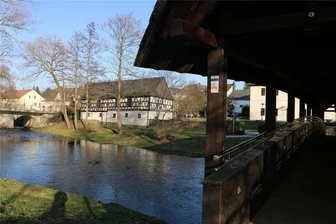 Weischlitz lässt die Straßenbeleuchtung jetzt länger am Netz - Blick über die Elster aufs alte Gut.