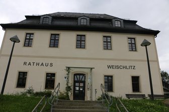 Weischlitz plant in diesem Jahr zahlreiche Investitionen - Das Rathaus in Weischlitz. Trotz steigender Personalkosten will die Gemeinde keinen Stellenabbau vornehmen.
