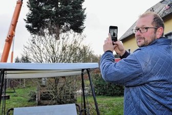 Weischlitzer spendieren Oelsnitz einen Baum - Stefan Lindner aus Weischlitz macht ein Abschiedsfoto von seiner Tanne.