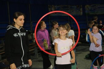 Weischlitzer und Burgsteiner Kinder werden zu Zirkusakrobaten - Den Reifen drehend auf Tempo zu bringen – Mia macht es Spaß.