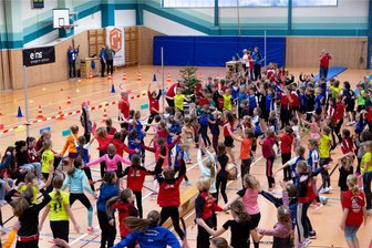 Weißbacher gewinnt bei Nikolausturnier der jungen Leichtathleten alle Disziplinen - Schon bei der Erwärmung hatten die 93 Mädchen und 75 Jungen Spaß.