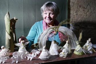 Weißbacher Krippenweg ist um ein geklöppeltes Kunstwerk reicher - Stolz präsentiert Gundula Richter ihre Krippe, für die sie von Februar bis Oktober fast täglich am Klöppelsack saß.