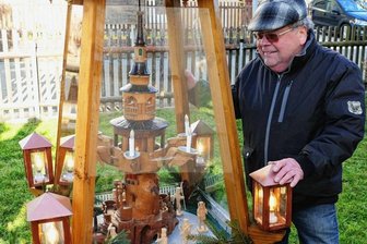 Weißbacher Krippenweg wächst weiter - Alt trifft neu: Jürgen Albert hat eine große Außenpyramide gefertigt, in der sich die von seinem Urgroßvater vor knapp 115 Jahren gefertigte Bergkirche zur Freude zahlreicher Besucher weiterhin dreht. 