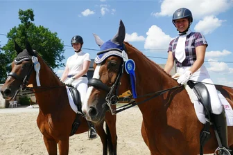 Weißbacher Reit- und Fahrturnier: Erfolgreicher Kaltstart bei enormer Hitze - Die Schleifen, die Santiego und Solardy tragen, zeugen von den guten Ergebnissen ihrer Reiterinnen Marlen Drescher (links) und Liesa Marie Grimm. In der Dressurprüfung der Klasse L mit Kandare belegten sie die Plätze 2 und 4.