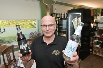Weiße Cola im Planitzer Strandbad beliebt: Wie schmeckt die kristallklare Variante? - Gastronom Uwe Neumann schenkt seinen Gästen im „Restaurant 99“ in Planitz eine besondere Cola-Variante aus.
