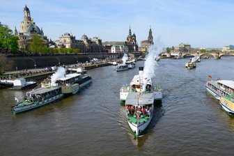 Weiße Flotte in Dresden: Das ändert sich bei der Flottenparade wegen der Carolabrücke - Dresden: Mit der Parade der "Weißen Flotte" eröffnet die Sächsische Dampfschifffahrt seit 1994 traditionell die Saison. Ihre Route führt planmäßig an den drei Elbschlössern vorbei bis nach Pillnitz.