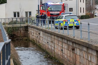 Weiße Flüssigkeit sorgt für Feuerwehreinsatz in Gersdorf - Eine weiße Flüssigkeit im Hegebach hat am Donnerstag Feuerwehr und Polizei beschäftigt.