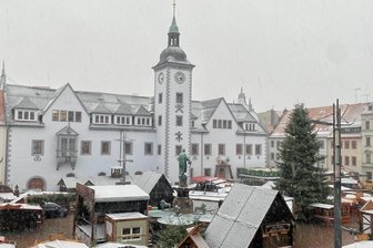 Weiße Mützen für den Christmarkt in Freiberg - Die Dächer des Freiberger Christmarktes zeigten sich am Freitagnachmittag vorweihnachtlich schneebedeckt. Am Dienstagnachmittag öffnet der Markt dann seine Pforten - erstmals seit 2019. 