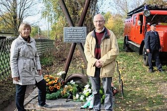 Weiße Rosen zur Erinnerung an Unglücksopfer - Petra Otto und der ehemalige Pfarrer Ullrich Wagner gehörten zu den Überlebenden des schweren Zugunglücks.