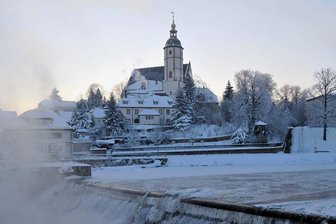 Weiße Weihnacht: Erlebt Mittelsachsen ein Wunder? - Die Peniger Stadtkirche auf einem Foto, das zu Weihnachten 2010 in der "Freien Presse" erschien. In jenem Jahr konnte man sich in Mittelsachsen wie deutschlandweit an weißer Weihnacht erfreuen.