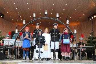 Weiße Weihnacht im Erzgebirge: Schwibbogenfest Johanngeorgenstadt feiert 30. Auflage - Der lebende Schwibbogen gehört zum Fest in Johanngeorgenstadt dazu. Hier ein Foto aus dem Vorjahr. Unter dem Bogen: Felix Bosch, Nikolas Fenzl, Jason Burke, Alina Horn, Robin Hahn, Esther Breuer (v. l.).