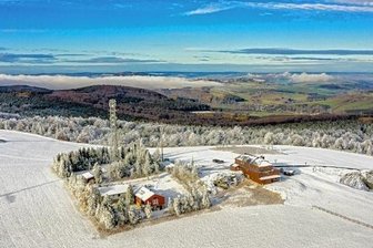 Weiße Weihnacht? So stehen die Chancen - Während auf dem rund 889 Meter hohen Hirtstein der Winter schon Einzug gehalten hat, sind die umliegenden Täler noch schneefrei.