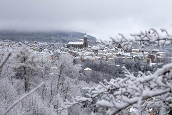 Weiße Weihnachtsfeiertage in einigen Teilen Sachsens - Schneebedeckt zeigt sich Annaberg-Buchholz am ersten Weihnachtsfeiertag.