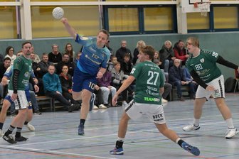 Weiße Weste befleckt: Claußnitzer Handballer kassieren erste Saisonniederlage - Freie Bahn für den besten Pleißentaler Werfer Philipp Knape (8 Treffer). Der Claußnitzer Defensivverbund um Patrick Berge, Valentin Göttlich und Damian Krause (v. l. n. r.) kann nur zuschauen.