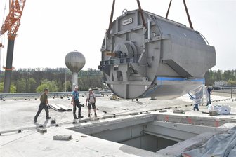 Weißenborn: 9-Tonnen-Anlage schwebt über die Papierfabrik - Um den Scheibenfilter in der Werkhalle der Firma Felix Schoeller in Weißenborn platzieren zu können, wurde extra die Betondecke geöffnet. Es ist knapp: Nur zwanzig Zentimeter Luft sind links und rechts.