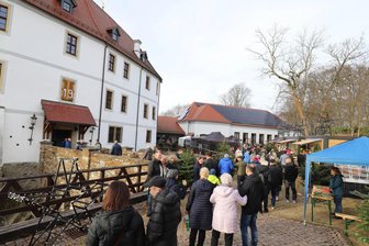 Weißenborn feiert Weihnachten: Erstmals Stollenanschnitt im Schloss - 