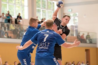 Weißenborner Handballer kommen erneut schwer in Tritt - Kaum ein Durchkommen: Die Weißenborner um Danny Oehme liefen sich oft in der Deckung der HSG Neudorf/Döbeln fest. Oehme war dabei mit 6 Toren zweitbester Rotation-Werfer.