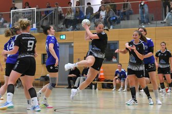 Weißenborner Handballerinnen gehen mit Niederlage in die Spielpause - Helene Hunger (am Ball) gelangen bei der SG Klotzsche zwei Treffer für Rotation.
