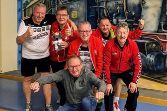 Weißenborner Kegler steigen zum dritten Mal in Folge auf - Waren auch in der 2. Verbandsliga nicht zu stoppen: Die Senioren-Kegler des SV Rotation Weißenborn mit Olaf Lange, Andreas Beger, Andreas Göthling, Michael Zimmer und Peter Zimmermann (v. l.) sowie Matthias Funk (v.). Das Team feierte in 14 Spielen 14 Siege.