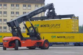 Weißenborner Schoeller-Werk verlagert Transporte von der Schiene auf die B 173 - Am Terminal Osnabrück werden die Nosta-Container auf die Schiene gebracht und rollen bis Dresden. Das letzte Stück führt über die Straße bis Weißenborn.