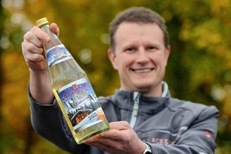Weißer läuft rotem Glühwein Rang ab - Den weißen Glühwein trinken die Kunden mittlerweile fast lieber als roten, sagt Dominik Ackermann. Er gehört der dritten Generation des familiengeführten Fruchtsaftherstellers an.