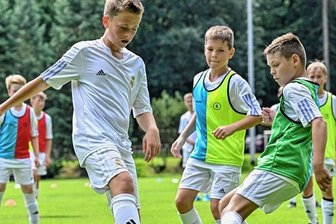 Weißes Ballett tanzt in Hetzdorf - Beim Trainingseinheiten absolvierten die jungen Kicker verschiedene Stationen. Luca Kießlich (l.), hier im Duell mit Luis Auerswald (r.) und Arthur Terasa, hatten bei der Spielform Funino viel Spaß.